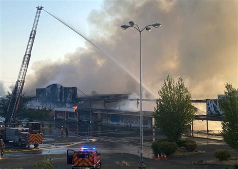 Updated 1824, 19 Jul 2023 Bookmark A massive fire has broken out at a supermarket with the pillar of smoke seen from miles around. . Old kmart fire portland oregon